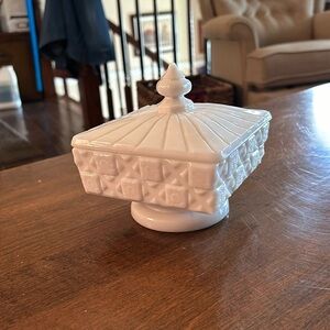 Beautiful westmoreland milk glass candy dish